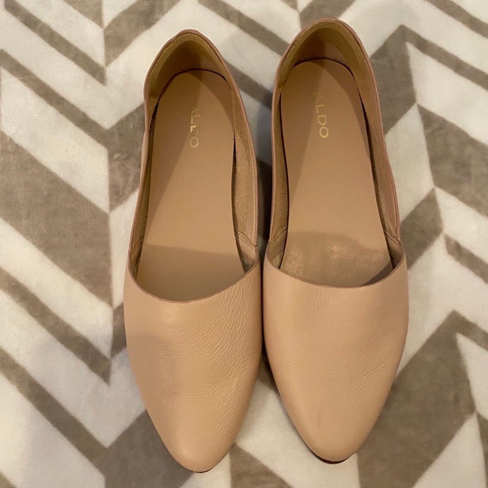 ALDO beige point toe flats, size 9
